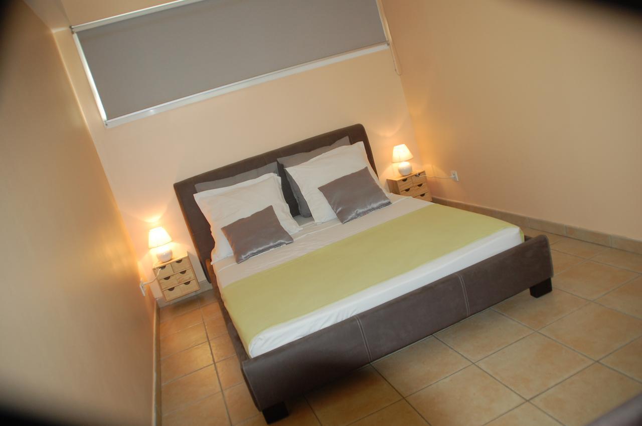 Appartement Meuble De Tourisme แซ็ง-ปีแยร์ ภายนอก รูปภาพ